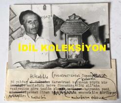 ATATÜRK'ÜN 24 TEMMUZ 1933 TARİHİNDE KARAMÜRSEL'DE BİR KAHVEHANEDE İÇTİĞİ KAHVENİN FİNCANININ CAMLI ÇERÇEVE İÇİNDE ASILI OLDUĞU MEKANIN SAHİBİ AHMET İLHAN'IN PİRE ALİ'NİN VASİYETİ ÜZERİNE HALEN MUHAFAZA ETTİĞİ ve BİRLİKTE POZ VERDİĞİ 1970'LERDE ÇEKİLMİŞ ORİJİNAL AJANS-BASIN FOTOĞRAFI - 14 x 9 cm EBADINDA - FOTO: ERDAL ÖZMEN, GÖLCÜK