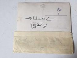 ATATÜRK'ÜN 24 TEMMUZ 1933 TARİHİNDE KARAMÜRSEL'DE BİR KAHVEHANEDE İÇTİĞİ KAHVENİN FİNCANININ CAMLI ÇERÇEVE İÇİNDE ASILI OLDUĞU MEKANIN SAHİBİ AHMET İLHAN'IN PİRE ALİ'NİN VASİYETİ ÜZERİNE HALEN MUHAFAZA ETTİĞİ ve BİRLİKTE POZ VERDİĞİ 1970'LERDE ÇEKİLMİŞ ORİJİNAL AJANS-BASIN FOTOĞRAFI - 14 x 9 cm EBADINDA - FOTO: ERDAL ÖZMEN, GÖLCÜK