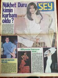 ŞEY HAFTALIK MAGAZİN GAZETESİ DOĞUM GÜNÜ HEDİYESİ  ( Turkish Newspaper ) - 9 ARALIK 1980 - TAM TAKIM 10 SAYFADIR -Nükhet Duru-Ajda Pekkan-Gülşen Bubikoğlu-Kenan Kalav-Kamuran Akkor-Hulusi Uğurcu-Hülya Karaca-Hülya Meriç-Nesrin Çetinel-Hüseyin Sayan-Usus Virjin-Pembe Köşk-Erhan Tunay-Sermin Can-Yüksel Uzel-Türkan Tunca-Tanju Okan-Nese Alkan-Nebahat Çehre-Nazan Soray-Bedri Ayseli-Mine Sole-Tolga Han-Zeki Müren-Yüksel Bozel-Filiz Akın-Nigar Uluerer-Müjdat Gezen-Türkan Şoray-Fatoş Güney-Yılmaz Güney-Nurhan Damcıoğlu-Zuhal Olcay-Zehra Öney-Melis Zeren-Selahattin Alpay-Ayşecik-Tayfun Sökmen-Zerrin Özer-Ali Kocatepe-Nilüfer-Bülent Ersoy-Ayşen Gruda-Orhan Gencebay-Necdet Tosun Nükhet Duru kimin kurbanı oldu-Ajda’nın umurunda bile değil-Milyonlar harcıyor ama-Boşanmıyoruz-Zeki Müren’in sabrı taştı-Bu defa Filiz Akın terk etti-Yuvayıkma makinası-Yasaklar içinde yaşıyor-Parayı dostluğa değişti-Benden erkeklik bu kadar-Ben aptal değilim-Fehim Paşa’nın konağı paylaşılamadı-Ayşecik’ten Şampiyon’a Ka
