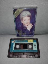 Kaset Zeki Müren gözlerin doğuyor gecelerime albümü. 1988 Kağıt Baskı. Orijinal. sorunsuz çalışıyor, koleksiyonluk