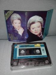 Kaset Zeki Müren gözlerin doğuyor gecelerime albümü. 1988 Kağıt Baskı. Orijinal. sorunsuz çalışıyor, koleksiyonluk