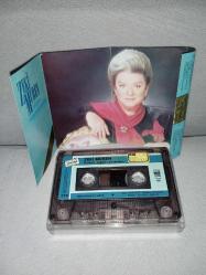 Kaset Zeki Müren gözlerin doğuyor gecelerime albümü. 1988 Kağıt Baskı. Orijinal. sorunsuz çalışıyor, koleksiyonluk