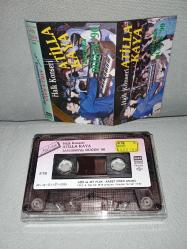 Kaset Atilla Kaya Halk konseri Tavernada Düğün 90 albümü. 1989 Kağıt Baskı. Orijinal. sorunsuz çalışıyor, tertemiz koleksiyonluk