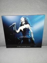 BOŞ cd kutusu Şebnem Ferah 10 Mart 2007 İstanbul Konseri. Orijinal. Kitapçık mevcut ve tertemiz. Cd leri YOK. Digipack fotoğraflarda görüldüğü gibi 10 üzerinden 9