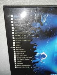 BOŞ cd kutusu Şebnem Ferah 10 Mart 2007 İstanbul Konseri. Orijinal. Kitapçık mevcut ve tertemiz. Cd leri YOK. Digipack fotoğraflarda görüldüğü gibi 10 üzerinden 9