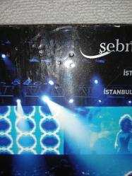 BOŞ cd kutusu Şebnem Ferah 10 Mart 2007 İstanbul Konseri. Orijinal. Kitapçık mevcut ve tertemiz. Cd leri YOK. Digipack fotoğraflarda görüldüğü gibi 10 üzerinden 9