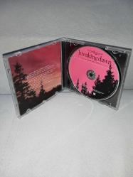 Cd Twilight breaking dawn part 1 soundtrack. Orijinal, Avrupa baskı. Disk 10 üzerinden 9.5 Sorunsuz çalışıyor. Koleksiyonluk