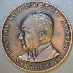 YAPI KREDİ BANKASI 1973 MADALYON 60 mm. 96,4 gr. ATATÜRK KİTAPLIĞI AÇILIŞ HATIRASI.