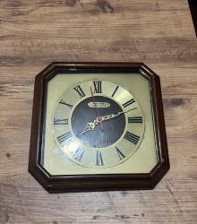 VİNTAGE SATAŞ KIENZLE ROMA RAKAMLI PİRİNÇ GÖVDELİ AHŞAP ÇERÇEVELİ DUVAR SAATİ ÇALIŞIR DURUMDA  29x29 cm