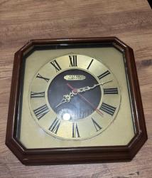 VİNTAGE SATAŞ KIENZLE ROMA RAKAMLI PİRİNÇ GÖVDELİ AHŞAP ÇERÇEVELİ DUVAR SAATİ ÇALIŞIR DURUMDA  29x29 cm