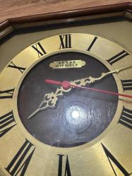 VİNTAGE SATAŞ KIENZLE ROMA RAKAMLI PİRİNÇ GÖVDELİ AHŞAP ÇERÇEVELİ DUVAR SAATİ ÇALIŞIR DURUMDA  29x29 cm