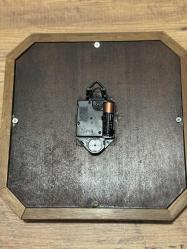 VİNTAGE SATAŞ KIENZLE ROMA RAKAMLI PİRİNÇ GÖVDELİ AHŞAP ÇERÇEVELİ DUVAR SAATİ ÇALIŞIR DURUMDA  29x29 cm