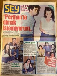 ŞEY HAFTALIK MAGAZİN GAZETESİ DOĞUM GÜNÜ HEDİYESİ  ( Turkish Newspaper ) - 12 AĞUSTOS 1980 - TAM TAKIM 12 SAYFADIR -SEVDA KARACA TAM SAYFA POSTERİ - İbrahim Tatlıses-Perihan Savaş-Yasarı Eraslan-Müjde Ar-Ertem Eğilmez-Nüket Arkin-Altemur Karamancı-Ömer Toprak-Nükhet Duru-Hümeyra-Ferhan Şensoy-Türkan Şoray-Erkan Yücel-Zekiye Yalçın-Aykut Işıklar-Elvis Presley-Nejat Uygur-Rıfat Ababay-Ferdi Özbeğen-Hale Nesrin Perihan’la olmak istemiyorum-Aşk bitti kavga başladı-Kaderini lanetliyor-Çöküntü içinde-Terkedilen kadın gülmeye çalışıyor-Müjde bunalım geçiriyor-Dedikodulara yol açan iki erkek-Nükhet Duru hesap veriyor-Güzel kraliçeden çirkin adama öğütler-Hümeyra’ya torpil yapıldı-Şöhret oldu şımardı-Zekiye hanımla Yalçın efendi denizde-İltica hakkı istedi-Ölümünün 3. yılında sevgisi tükenmiyor-Honki Ponki uğursuz geldi-Sahnede ölünceye dek devam-Sanat yazın ölür mü-Hem alıyor hem veriyor-Hevesi kursağında kaldı