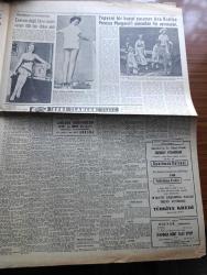 Hürriyet Gazetesi - Turkish Newspaper - 8 Mayıs 1955 - Amerika'dan yapılacak istikraz düşmesi müsait safhaya girdi - Adnan Menderes zagreb'deki bazı fabrikaları ziyaret etti fotoğraf - İngiltere kral kupası 100 bin seyirci önünde Wembley stadı'nda Newcastle United İle Manchester City arasında yapıldı fotoğraf - 350.000 esnaf vergi dışında bırakılıyor - Tedhişciler kıbrıs'taki Türk liderlere tehdit mektupları yağdırıyorlar - emekli binbaşı Şinasi Sükan ve Çavuş Mehmet Ergin Kore'de gösterdikleri yararlılıktan dolayı madalya aldılar fotoğraf - Elia Kazan çevirdiği filmleri beğenmiyor - muslukçular Ramazan faaliyetlerine başladılar - Atatürk kupası'nda Beşiktaş Galatasaray'ı dün 1 0 yendi - Adalet Vefa'yı 4 1 mağlup etti - ilkbahar konkuripik müsabakaları yapıldı - kendi kalemi ile Marilyn Monroe hayatının içyüzünü anlatıyor yazan Marilyn Monroe Yazı Dizisi - yepyeni bir hayat yaşayan Ana kraliçe prenses margaret'ı yanından hiç ayırmıyor - idamdan dört saat evvel filmi Bulvar sinemasında