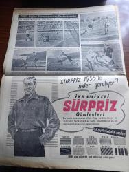 Hürriyet Gazetesi - Turkish Newspaper - 8 Mayıs 1955 - Amerika'dan yapılacak istikraz düşmesi müsait safhaya girdi - Adnan Menderes zagreb'deki bazı fabrikaları ziyaret etti fotoğraf - İngiltere kral kupası 100 bin seyirci önünde Wembley stadı'nda Newcastle United İle Manchester City arasında yapıldı fotoğraf - 350.000 esnaf vergi dışında bırakılıyor - Tedhişciler kıbrıs'taki Türk liderlere tehdit mektupları yağdırıyorlar - emekli binbaşı Şinasi Sükan ve Çavuş Mehmet Ergin Kore'de gösterdikleri yararlılıktan dolayı madalya aldılar fotoğraf - Elia Kazan çevirdiği filmleri beğenmiyor - muslukçular Ramazan faaliyetlerine başladılar - Atatürk kupası'nda Beşiktaş Galatasaray'ı dün 1 0 yendi - Adalet Vefa'yı 4 1 mağlup etti - ilkbahar konkuripik müsabakaları yapıldı - kendi kalemi ile Marilyn Monroe hayatının içyüzünü anlatıyor yazan Marilyn Monroe Yazı Dizisi - yepyeni bir hayat yaşayan Ana kraliçe prenses margaret'ı yanından hiç ayırmıyor - idamdan dört saat evvel filmi Bulvar sinemasında