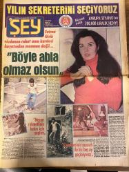 ŞEY HAFTALIK MAGAZİN GAZETESİ DOĞUM GÜNÜ HEDİYESİ  ( Turkish Newspaper ) - 7 EKİM 1980 - TAM TAKIM 12 SAYFADIR - FİLİZ AKIN POSTERİ TAM SAYFA - Fatma Girik-Gülşah-Gökben-Türkan Tunca-Perihan Sözen-Talha Özmen-Nihal Yeşil-Mehmet Taneri-Suna Bayram-Sevgi Ferda-Şehriban Gül-Aylin Urgal-Ayşegül-Ayla-Saadet Gürses-Gülgün Eray-Sema Yıldız-Mine Zeren-Safiye Ünal-Alev İpek-Serma Turel-Sevim Alpay-Tulin Tan-Fatoş Danimaz-Arzu Tüer-Meral Zuhal-Gülşen Akisel-Ünal Nargün-Mahmut Tuncer-Berrin Özer-Orhan Gencebay-Ajlan Altuğ-İbrahim Tatlıses-Ayla Algan-Hayati Asılyazıcı-Rıfat Ababay-Yasarı Eraslan Yılın sekreterini seçiyoruz-Böyle abla olmaz olsun-Mezarı rahmetlinin hatırı için yaptım-Köpeklerinin masrafı ile biz beş ay geçiniyoruz-Gülşah sinemaya veda etti-Gökben artık mutlu-Bir yuva yıkıyor-Gizli mutluluk kısa sürdü-Gencebay efsanesi tehlikede-Bülent Ersoy için kampanya açıldı-Evlenmesine oğlu izin vermiyor-İbrahim Tatlıses bir mumdur aman kardeşim-Hayatı kaydı-Mumu söndürmeye çalışıyor-Zorunlu an