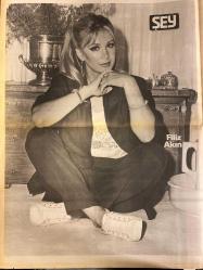 ŞEY HAFTALIK MAGAZİN GAZETESİ DOĞUM GÜNÜ HEDİYESİ  ( Turkish Newspaper ) - 7 EKİM 1980 - TAM TAKIM 12 SAYFADIR - FİLİZ AKIN POSTERİ TAM SAYFA - Fatma Girik-Gülşah-Gökben-Türkan Tunca-Perihan Sözen-Talha Özmen-Nihal Yeşil-Mehmet Taneri-Suna Bayram-Sevgi Ferda-Şehriban Gül-Aylin Urgal-Ayşegül-Ayla-Saadet Gürses-Gülgün Eray-Sema Yıldız-Mine Zeren-Safiye Ünal-Alev İpek-Serma Turel-Sevim Alpay-Tulin Tan-Fatoş Danimaz-Arzu Tüer-Meral Zuhal-Gülşen Akisel-Ünal Nargün-Mahmut Tuncer-Berrin Özer-Orhan Gencebay-Ajlan Altuğ-İbrahim Tatlıses-Ayla Algan-Hayati Asılyazıcı-Rıfat Ababay-Yasarı Eraslan Yılın sekreterini seçiyoruz-Böyle abla olmaz olsun-Mezarı rahmetlinin hatırı için yaptım-Köpeklerinin masrafı ile biz beş ay geçiniyoruz-Gülşah sinemaya veda etti-Gökben artık mutlu-Bir yuva yıkıyor-Gizli mutluluk kısa sürdü-Gencebay efsanesi tehlikede-Bülent Ersoy için kampanya açıldı-Evlenmesine oğlu izin vermiyor-İbrahim Tatlıses bir mumdur aman kardeşim-Hayatı kaydı-Mumu söndürmeye çalışıyor-Zorunlu an