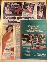 ŞEY HAFTALIK MAGAZİN GAZETESİ DOĞUM GÜNÜ HEDİYESİ  ( Turkish Newspaper ) - 3 ŞUBAT 1981 - TAM TAKIM 10 SAYFADIR -Türkan Şoray-Meri Adil-Gülden Karaböcek-Ayşe Tunalı-Hülya Süer-Gül Nur-Yüksel Uzel-Selma Güneri-Akın Uğurlu-Mine Soley-Ümit Tokcan-Huysuz Virjin-Serbülent Sultan-Şakir Öner-Suna Bayram-Atilla Atasoy-Seyda Ferdag-Hülya Işıl-Fatos Dönmez-Yaprak-Funda Fırat-Defne Yalnız-Emel Sayın-Ahmet Özhan-Süheyla Tezel-Ayhan Özgün-Rüçhan Çamay-Hülya Koçyiğit-Cemile Kutçin-Gülay Alpi-Gönül Kutlu-İzzet Altınmeşe-Nilüfer-Bülent Ersoy-Hülya Sözer-Orhan Gencebay-Sevim Tuna-Sami Gürel-Ayhan Göçer Yeter nikah istiyorum-Uludağ’daki karar gecesi-Servete boğulsam da boşanmayacağım-Günışığı görmeyen kadın-Övünüyor çalışıyor ve güveniyoruz-Ödül verilmez alınır-İstanbul gecelerinde caz esintileri-Fehim Paşa Konağı-Yılın sekreteri kim olacak-Badefa siyah gelinlik giyecek-Para tatlı geldi-Kimse korkum yok-Sevim Tuna’ya Amerikan yardımı geldi