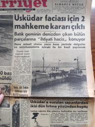 Hürriyet Gazetesi - Turkish Newspaper - 12 Mart 1958 - Türkiye Arap cumhuriyetini resmen tanıdı - Üsküdar vapuru faciası için 2 mahkeme kararı çıktı - batık geminin denizden çıkan bütün parçalarını ihtiyati haciz konuyor - Üsküdar'a vurulan sapanlardan ikisi dün fırtına yüzünden koptu - lodos'a rağmen Üsküdar vapuru çıkarma faaliyetine ara verilmedi - 16 aylık Cem detroit'ten Türkiye'ye mi kaçırıldı -  Zapiyon Rum kız lisesinde neler dönüyor - Ege Üniversitesi rektörü Muhittin Erel seçildi - İstanbul'da bugün bu gece sinema tiyatro programı - Turgut Reis yazan Feridun Fazıl Tülbentçi Yazı Dizisi - İki şöhretle bir konuşma Brigitte Bardot ile Françoise Sagan'ın cevapları - Fenerbahçe Manisa karmasını dünkü karşılaşmada 3-1 yendi - Manisalı Hanımlar maçı ayrı yerde izlediler fotoğraf - İstanbulspor Beyoğluspor bugün saat 15.30'da karşılaşıyor - Galatasaray da Eskişehir'de maç yapacak - Galatasaray kaptanı Turgay Şeren dün mukavelesini yeniledi - Çanakkale kupası'nın maçlarının protokolu