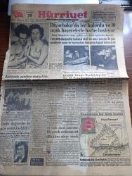 Hürriyet Gazetesi - Turkish Newspaper - 28 nisan 1955 - Gary Cooper Ve Greta Garbo fotoğraf - Diyarbakır'da bir kolordu ve 10 uçak haşerelerle harbe başlıyor - 750.000 dönümlük hububat ekili bir arazi parçası 2 gün müddetle insan ve hayvanlara tamamen kapalı bulunacak - Orgeneral Zekai Okan vazifesine yeniden başladı - mesken kredisi kuramızın altıncısında 20.000 lirayı Kadıköy'de Nesibe Kayaoğlu kazandı - komünizmin esir atom devleti - ecnebi havacılık şirketleri İstanbul'un merkez yaptılar - Güreş Federasyonu reisi Vehbi Emre Hüseyin Akbaş ve Hamit Kaplan'ı methetti - Akdeniz Kupası 30 Haziran 1956 tarihine kadar uzatıldı - Türkiye Mısır Davis Kupası karşılaşması - Kıbrıslı küstah Rumlar işi büsbütün azıttılar - Dünya sinemaskop filmlerinin en mükemmeli Arslan Yürekli Rişar Lale sinemasında - Karacaviran yazanlar İlhami Bilger ve Halil Tufan Yazı Dizisi - Kendi kalemi ile Marilyn Monroe fotoğraf - Alaaddin intikamı Taksim sinemasında - Türk dansözü Necla Ateş - Gripin
