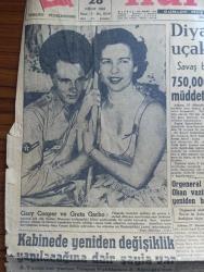 Hürriyet Gazetesi - Turkish Newspaper - 28 nisan 1955 - Gary Cooper Ve Greta Garbo fotoğraf - Diyarbakır'da bir kolordu ve 10 uçak haşerelerle harbe başlıyor - 750.000 dönümlük hububat ekili bir arazi parçası 2 gün müddetle insan ve hayvanlara tamamen kapalı bulunacak - Orgeneral Zekai Okan vazifesine yeniden başladı - mesken kredisi kuramızın altıncısında 20.000 lirayı Kadıköy'de Nesibe Kayaoğlu kazandı - komünizmin esir atom devleti - ecnebi havacılık şirketleri İstanbul'un merkez yaptılar - Güreş Federasyonu reisi Vehbi Emre Hüseyin Akbaş ve Hamit Kaplan'ı methetti - Akdeniz Kupası 30 Haziran 1956 tarihine kadar uzatıldı - Türkiye Mısır Davis Kupası karşılaşması - Kıbrıslı küstah Rumlar işi büsbütün azıttılar - Dünya sinemaskop filmlerinin en mükemmeli Arslan Yürekli Rişar Lale sinemasında - Karacaviran yazanlar İlhami Bilger ve Halil Tufan Yazı Dizisi - Kendi kalemi ile Marilyn Monroe fotoğraf - Alaaddin intikamı Taksim sinemasında - Türk dansözü Necla Ateş - Gripin
