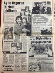 ŞEY HAFTALIK MAGAZİN GAZETESİ DOĞUM GÜNÜ HEDİYESİ  ( Turkish Newspaper ) - 28 ARALIK 1981 - TAM TAKIM 12 SAYFADIR -Orhan Gencebay-Emel Sayın-Seda Sayan-Berrin Özer-Nihal Arda-Hülya Koçyiğit-Zerrin Egeliler-Müjde Ar-Sevda Karaca-İbrahim Tatlıses-Safıye Filiz-Tamer Kafadar-Nigar Uluerer-Sermin Can-Alev Altın-Hülya Mıhçı-Kşengül Kaymak-Yasemin Kutsi-Akın Uğurlu-Perihan Onur-Aysel Cengiz-Tülin İzek-Güldez Tezcan-Sevda Ferdag-Feride Karaca-Seçil Heper-Ersen-Emel Sayın-Sevda Karaca-Kadir İnanır-Nigar Uluerer-Hülya Koçyiğit-Barbra Streisand-Tarkan-Sezen Aksu-Orhan Gencebay-Sophia Loren-Türkan Şoray-Leszek Kırça-Brigitte Bardot-Hümeyra-Richard Burton-Barış Manço-Ayşe Pekkan-Sibel Turnagöl-Aylin Urgal-Bilge Şan-Ömer Şan-Nigar Uluerer-Sami Günay-Şehika Burç -1982’de sizi neler bekliyor-Kral dairesinde büyük buluşma-Dostluğa patlayan şampanyalar-Kalpleri sizler için çarpıyordu-Ben fahişe değilim-Seçil Heper’e sahne izni çıktı-Ersen verem oldu-Emel Sayın üç ateş arasında-Sevda Karaca deri hastalığ