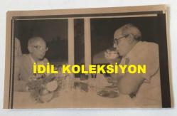 ÇALIŞMA ve SOSYAL GÜVENLİK ESKİ BAKANI AYDIN GÜVEN GÜRKAN'IN ORİJİNAL AJANS-BASIN FOTOĞRAFI (KAĞIT BASKI) - 21 x 13 cm EBADINDA - AYDIN GÜVEN GÜRKAN, ERDAL İNÖNÜ'YLE BİRLİKTE KARŞILIKLI YEMEK YERKEN ÇEKİLMİŞ BİR KARE, 1991