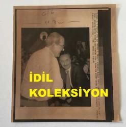 ÇALIŞMA ve SOSYAL GÜVENLİK ESKİ BAKANI AYDIN GÜVEN GÜRKAN'IN ORİJİNAL AJANS-BASIN FOTOĞRAFI (KAĞIT BASKI) - 21 x 19 cm EBADINDA - AYDIN GÜVEN GÜRKAN, SHP ANKARA İL ÖRGÜTÜ KONGRESİNDE GENEL SEKRETER HİKMET ÇETİN'LE TOKALAŞIRKEN ÇEKİLMİŞ BİR KARE, 1991
