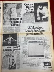 ŞEY HAFTALIK MAGAZİN GAZETESİ DOĞUM GÜNÜ HEDİYESİ  ( Turkish Newspaper ) - 9 KASIM 1981 - TAM TAKIM 12 SAYFADIR -Kadir İnanır-Canan Yaka-Hatice İnanır-Mualla Özbek-Banu Alkan-Gülden Tuncer-Ümit Besen-Gönül Yazar-Nazan Şoray-Hüseyin Peyda-Biricik-Nigar Uluerer-Adnan Pekak-Akın Uğurlu-Nazan Berk-İsmail Badilli-Sevim Emre-Tanju Okan-Sermin Can-Selma Güneri-Ferdi Özbeğen-Yasemin Kutsi-Coşkun Erdem-Barış Manço-Serpil Çakmaklı-Musa Gönenç-Gülden Karaböcek-Gülden Çelik-Hüner Coşkuner-Nuri Sesigüzel-Zati Sungur-Ruza Özlügüner Kadir İnanır Canan Yaka evliliği suya mı düştü-Nikahı iki kadın engelliyor-Oğlumun kararına güveniyorum-Ne anadan ne yardan-Kadir’i çok seviyorum amma-Söyleyin benden güzeli var mı-Banu Alkan pamuk prensesin üvey annesini de geçti-Hizmette sınır yoktur-Yaşam sigortalılar büyüyor-Yasemin Kutsi aslını unuttu-Allahım gönlüme göre bir kız-Coşkun Erdem 25. sanat yılını kutluyor-Barış Manço kendini hıyar gibi hissediyor-Serpil Çakmaklı nişanı attı-Allah dedi Allah yüzüne baktı-