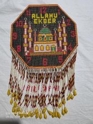 CEZAEVİ İŞİ BONCUK İŞLEME CAMİ RESİMLİ ALLAHÜ EKBER YAZILI DUVAR SAATİ (SAAT MEKANİZMASI DEĞİŞECEK)