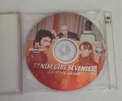VCD BENİM GİBİ SEVENLER. FERDİ TAYFUR - ITIR ESEN. ORİJİNAL ALPARSLAN YAPIM. 2 DİSK. İYİ DURUMDA. SORUNSUZ ÇALIŞIYOR. KOLEKSİYONLUK