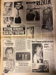 ŞEY HAFTALIK MAGAZİN GAZETESİ DOĞUM GÜNÜ HEDİYESİ  ( Turkish Newspaper ) - 27 ARALIK 1982 - TAM TAKIM 12 SAYFADIR - KADİR İNANIR 3 KADIN ARASINDA - Serpil Çakmaklı - Canan Yaka - Ahu Tuğba - Gülşen Bubikoğlu sanatına lanet etti - Hülya Koçyiğit - Müjde Ar - Gönül Yazar - Gülistan Okan - İbrahim Tatlıses - Nesrin Topkapı - Bal Özdemir - İlhan Daner - İsmail Kılıç - Ediz Onay - Aldo Dilek - Akın Uğurlu - Adnan Pekak - Gönül Bayar - Sehriban Gül - Nisan Bener - Serpil Ürümcer - Tülay Karaca - Çikita - Mustafa Şimşek - Nilgün Balkani - Hayati Var - Sulukule Ekibi - Zeynep Zorlu - Gönül Ülkü - Vasfiye Ergin - Cansel Yücel - İnci Sez - Zerrin Nur - Gülsen Akınay - Nigar Uluer - Vahdet Vural - Rıza Silahipoda - Muğdat Gezen - Ferhan Şensoy - Altan Gencebay - Oya Aydoğan - Adnan Şenses - Zeki Alasya - Nilüfer - Muhtem Nur - Fatoş Yalçınkaya - Zerrin Özer - Türkan Şoray - Gökhan Güney - Filiz Eser - Huri Sapan - Öztürk Serengil - Gonul Alba - Erol Evgin