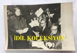 ÇALIŞMA ve SOSYAL GÜVENLİK ESKİ BAKANI AYDIN GÜVEN GÜRKAN'IN ORİJİNAL AJANS-BASIN FOTOĞRAFI - 18 x 12 cm EBADINDA - AYDIN GÜVEN GÜRKAN ve ERDAL İNÖNÜ, SODEP'İN 1. OLAĞANÜSTÜ GENEL KONGRESİNDE BAZI SİYASAL TUTUKLU ve HÜKÜMLÜLERİN AİLELERİNİN YAZILI TALEPLERİNİ ALDILAR, 1985