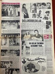 ŞEY HAFTALIK MAGAZİN GAZETESİ DOĞUM GÜNÜ HEDİYESİ  ( Turkish Newspaper ) - 9 AĞUSTOS 1982 - TAM TAKIM 12 SAYFADIR - Gönül Yazar-Kayıp yeliz bulundu-Ufuk deveci-Nesrin Topkapı-Mine Mutlu-Ajda Pekkan-Önder Peker-Ayşen Cansev-Semra İnanç-Coşkun Bilge-Ahu Tuğba-Türkan Şoray-Seher Şeniz-Seyyal Taner-Banu Alkan-Sezen Aksu-Şebnem Aksu-Ayşe Tural-İsmail Kılıç-Mahmut Hekimoğlu-Gülgün Giritli-Sezer Güvenirgil-Yalçın Solman-Ersan Erdura-Nihal Arda-Gönül Akkor-Nigar Uluer-Sezen Aksu-Mithat Can-Hülya Koçyiğit-Gülistan Okan-Zeki Müren-Prenses Banu-Tülay Özer Ahu Tuğba anlatıyor-Bir milyoner nasıl tavlanır-Olayların kadını olay yaratan kitabı okuyor-Onunla nasıl aşk yapılır-Benimkinden güzeli yok-Gözlerimi ben de beğeniyorum-Göbeğimi beğeniyorum-Belim güzelliğini dansa borçluyum-Her yerimi beğenirim ama göğüslerimi-Dudaklarımı boyamaya bayılıyorum-Dolandirildilar-Bu gelin tacında keramet var-Büyük aşk ana aşkını unutturdu-Ersan Erdura’ya üçüncü damat geldi-Kısa yoldan köşeyi arıyorlar-Nihal Arda mura