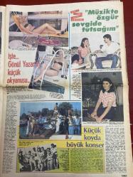 ŞEY HAFTALIK MAGAZİN GAZETESİ DOĞUM GÜNÜ HEDİYESİ  ( Turkish Newspaper ) - 9 AĞUSTOS 1982 - TAM TAKIM 12 SAYFADIR - Gönül Yazar-Kayıp yeliz bulundu-Ufuk deveci-Nesrin Topkapı-Mine Mutlu-Ajda Pekkan-Önder Peker-Ayşen Cansev-Semra İnanç-Coşkun Bilge-Ahu Tuğba-Türkan Şoray-Seher Şeniz-Seyyal Taner-Banu Alkan-Sezen Aksu-Şebnem Aksu-Ayşe Tural-İsmail Kılıç-Mahmut Hekimoğlu-Gülgün Giritli-Sezer Güvenirgil-Yalçın Solman-Ersan Erdura-Nihal Arda-Gönül Akkor-Nigar Uluer-Sezen Aksu-Mithat Can-Hülya Koçyiğit-Gülistan Okan-Zeki Müren-Prenses Banu-Tülay Özer Ahu Tuğba anlatıyor-Bir milyoner nasıl tavlanır-Olayların kadını olay yaratan kitabı okuyor-Onunla nasıl aşk yapılır-Benimkinden güzeli yok-Gözlerimi ben de beğeniyorum-Göbeğimi beğeniyorum-Belim güzelliğini dansa borçluyum-Her yerimi beğenirim ama göğüslerimi-Dudaklarımı boyamaya bayılıyorum-Dolandirildilar-Bu gelin tacında keramet var-Büyük aşk ana aşkını unutturdu-Ersan Erdura’ya üçüncü damat geldi-Kısa yoldan köşeyi arıyorlar-Nihal Arda mura