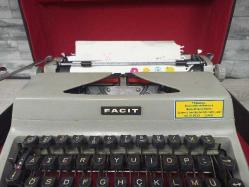 Muazzam Çantalı Facit Daktilo