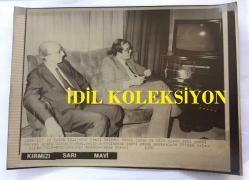 ÇALIŞMA ve SOSYAL GÜVENLİK ESKİ BAKANI AYDIN GÜVEN GÜRKAN'IN ORİJİNAL AJANS-BASIN FOTOĞRAFI - 24 x 18 cm EBADINDA - AYDIN GÜVEN GÜRKAN ve ERDAL İNÖNÜ, PARTİ GENEL MERKEZİNDEKİ TELEVİZYONDAN SEÇİM SONUÇLARINI TAKİP EDERLERKEN ÇEKİLMİŞ BİR KARE, 1986