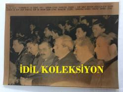 ÇALIŞMA ve SOSYAL GÜVENLİK ESKİ BAKANI AYDIN GÜVEN GÜRKAN'IN ORİJİNAL AJANS-BASIN FOTOĞRAFI (KAĞIT BASKI) - 19 x 14 cm EBADINDA - AYDIN GÜVEN GÜRKAN ve BERABERİNDEKİ BİR GRUP SHP'Lİ, DGM'DE DEVAM EDEN SİVAS DAVASINI İZLEDİLER. 1994