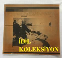 ÇALIŞMA ve SOSYAL GÜVENLİK ESKİ BAKANI AYDIN GÜVEN GÜRKAN'IN ORİJİNAL AJANS-BASIN FOTOĞRAFI (KAĞIT BASKI) - 21 x 19 cm EBADINDA - AYDIN GÜVEN GÜRKAN TRAFİK KAZASI SONRASINDA HASTANEDE YATARKEN KENDİSİNİ ZİYARET EDEN SÜLEYMAN DEMİREL'LE AYNI KAREDE, 1992
