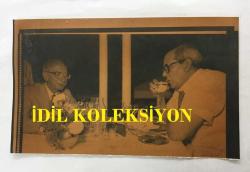 ÇALIŞMA ve SOSYAL GÜVENLİK ESKİ BAKANI AYDIN GÜVEN GÜRKAN'IN ORİJİNAL AJANS-BASIN FOTOĞRAFI (KAĞIT BASKI) - 21 x 13 cm EBADINDA - AYDIN GÜVEN GÜRKAN ve ERDAL İNÖNÜ BİRLİKTE AKŞAM YEMEĞİ YERKEN ÇEKİLMİŞ BİR KARE