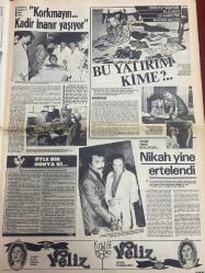 ŞEY HAFTALIK MAGAZİN GAZETESİ DOĞUM GÜNÜ HEDİYESİ  ( Turkish Newspaper ) - 6 EYLÜL 1982 - TAM TAKIM 12 SAYFADIR - Şarkı sözü yarışması sonuçlandı-Orhan Gencebay-Ahmet Selçuk İlkan-Coşkun Sabah-Cengiz Tekin-Ayhan Göncer-Semra İnanç-Eıfat Ababay-Şakir Eczacıbaşı-Hüner Coşkuner-Gülden Karaböcek-Serpil Çakmaklı-Kadir İnanır-Filiz Akın-Sevim Emre-Orhan Gencebay-Fatma Girik-Günay Girik-Ajda Pekkan-Nükhet Duru-Coşkun Göğen-Ferdi Tayfur-Necla Nazır-Huysuz Virjin-Nazan Şoray-Mine Mutlu-Güzide Kasacı Karaböcek ailesinin yüzkarası-Gülden Karaböcek şimdi de bu şoförle basıldı-Oğlumuzu kirli aşkına alet etti-Öfkeli koca kin kusuyor-Etme bulma dünyası-Aşka doymayan Serpil Çakmaklı-Ölmeden önce çılgınca sevişti-Korkmayın Kadir İnanır yaşıyor-Bu yatırım kime?-Nikah yine ertelendi-Oh nihayet sıra kardeşine geldi-Ajda ablalarıyla küçükler bayram yaptı-Nükhet Duru kaçtı-Ayıp ettin Coşkun-Bir zamanlar kartaldı-Fuarın gediklisi-Özal’dan sonra Barış da Kuveyt yolcusu-Bayan Sultan-ı Yegah sınıfta kaldı-Sezen