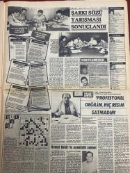 ŞEY HAFTALIK MAGAZİN GAZETESİ DOĞUM GÜNÜ HEDİYESİ  ( Turkish Newspaper ) - 6 EYLÜL 1982 - TAM TAKIM 12 SAYFADIR - Şarkı sözü yarışması sonuçlandı-Orhan Gencebay-Ahmet Selçuk İlkan-Coşkun Sabah-Cengiz Tekin-Ayhan Göncer-Semra İnanç-Eıfat Ababay-Şakir Eczacıbaşı-Hüner Coşkuner-Gülden Karaböcek-Serpil Çakmaklı-Kadir İnanır-Filiz Akın-Sevim Emre-Orhan Gencebay-Fatma Girik-Günay Girik-Ajda Pekkan-Nükhet Duru-Coşkun Göğen-Ferdi Tayfur-Necla Nazır-Huysuz Virjin-Nazan Şoray-Mine Mutlu-Güzide Kasacı Karaböcek ailesinin yüzkarası-Gülden Karaböcek şimdi de bu şoförle basıldı-Oğlumuzu kirli aşkına alet etti-Öfkeli koca kin kusuyor-Etme bulma dünyası-Aşka doymayan Serpil Çakmaklı-Ölmeden önce çılgınca sevişti-Korkmayın Kadir İnanır yaşıyor-Bu yatırım kime?-Nikah yine ertelendi-Oh nihayet sıra kardeşine geldi-Ajda ablalarıyla küçükler bayram yaptı-Nükhet Duru kaçtı-Ayıp ettin Coşkun-Bir zamanlar kartaldı-Fuarın gediklisi-Özal’dan sonra Barış da Kuveyt yolcusu-Bayan Sultan-ı Yegah sınıfta kaldı-Sezen
