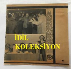 ÇALIŞMA ve SOSYAL GÜVENLİK ESKİ BAKANI AYDIN GÜVEN GÜRKAN'IN ORİJİNAL AJANS-BASIN FOTOĞRAFI (KAĞIT BASKI) - 21 x 21 cm EBADINDA - AYDIN GÜVEN GÜRKAN, SHP'DEKİ TOPLU İSTİFALAR SONRASINDA PARTİLİLERLE BİR ARAYA GELİRKEN, 1990