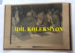ÇALIŞMA ve SOSYAL GÜVENLİK ESKİ BAKANI AYDIN GÜVEN GÜRKAN'IN ORİJİNAL AJANS-BASIN FOTOĞRAFI (KAĞIT BASKI) - 21 x 15 cm EBADINDA - AYDIN GÜVEN GÜRKAN, ALMAN SOSYAL DEMOKRAT PARTİSİ GENEL SEKRETERİ KLOSE İLE MECLİSTE YAN YANA OTURDU. CLOSE ÇANTASINDAN DÜŞEN PİPOSUNU AYDIN GÜVEN GÜRKAN'LA BİRLİKTE ARARKEN ÇEKİLMİŞ BİR KARE, 1992