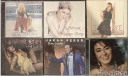 6 CD -Muazzez Ersoy Mozaik -Ajda Pekkan Eğlen güzelim Hakan Peker Efsane Şarkılar Hande Yener Hayrola? Yıldız Tilbe Papatya baharı Suadiye Aşkerler  SIFIR JELATİNLİ AMBALAJINDADIR BASKISI TÜKENMİŞTİR