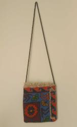 KÖK BOYA İPLİKTEN EL DOKUMASI  KİLİM KOL ÇANTASI.  KONDİSYON YÜKSEK KOLEKSİYONLUK.  AĞIZ KISMI CIRT CIRTLI.  KENARINDAKİ AÇIK KAHVERENGİ SÜS İPLİKLER SLİKONLA YAPIŞTIRILMIŞ.