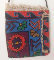 KÖK BOYA İPLİKTEN EL DOKUMASI  KİLİM KOL ÇANTASI.  KONDİSYON YÜKSEK KOLEKSİYONLUK.  AĞIZ KISMI CIRT CIRTLI.  KENARINDAKİ AÇIK KAHVERENGİ SÜS İPLİKLER SLİKONLA YAPIŞTIRILMIŞ.