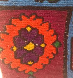 KÖK BOYA İPLİKTEN EL DOKUMASI  KİLİM KOL ÇANTASI.  KONDİSYON YÜKSEK KOLEKSİYONLUK.  AĞIZ KISMI CIRT CIRTLI.  KENARINDAKİ AÇIK KAHVERENGİ SÜS İPLİKLER SLİKONLA YAPIŞTIRILMIŞ.