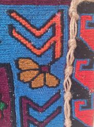 KÖK BOYA İPLİKTEN EL DOKUMASI  KİLİM KOL ÇANTASI.  KONDİSYON YÜKSEK KOLEKSİYONLUK.  AĞIZ KISMI CIRT CIRTLI.  KENARINDAKİ AÇIK KAHVERENGİ SÜS İPLİKLER SLİKONLA YAPIŞTIRILMIŞ.