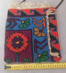 KÖK BOYA İPLİKTEN EL DOKUMASI  KİLİM KOL ÇANTASI.  KONDİSYON YÜKSEK KOLEKSİYONLUK.  AĞIZ KISMI CIRT CIRTLI.  KENARINDAKİ AÇIK KAHVERENGİ SÜS İPLİKLER SLİKONLA YAPIŞTIRILMIŞ.